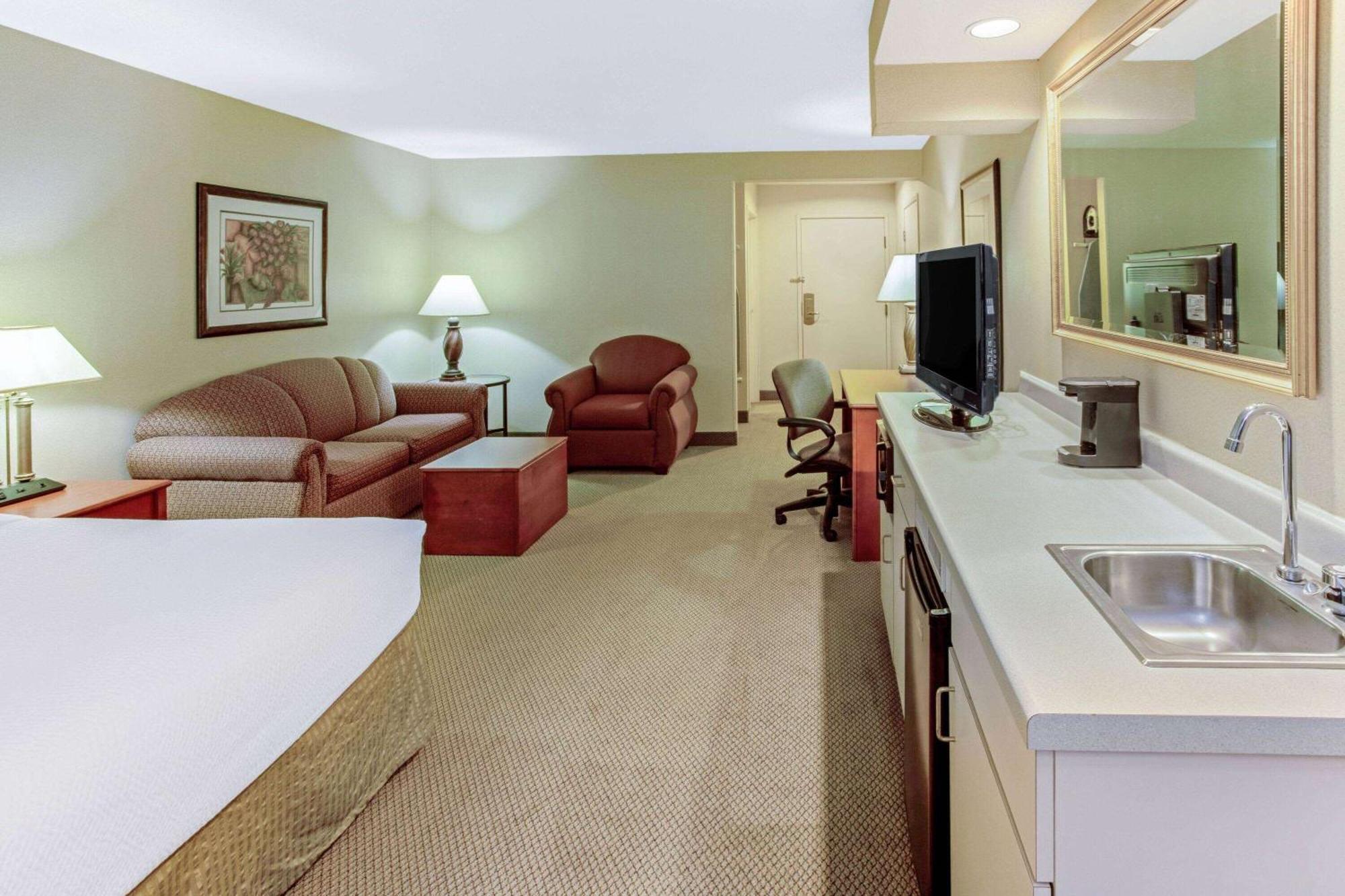 La Quinta By Wyndham Appleton College Avenue Hotel Exterior photo