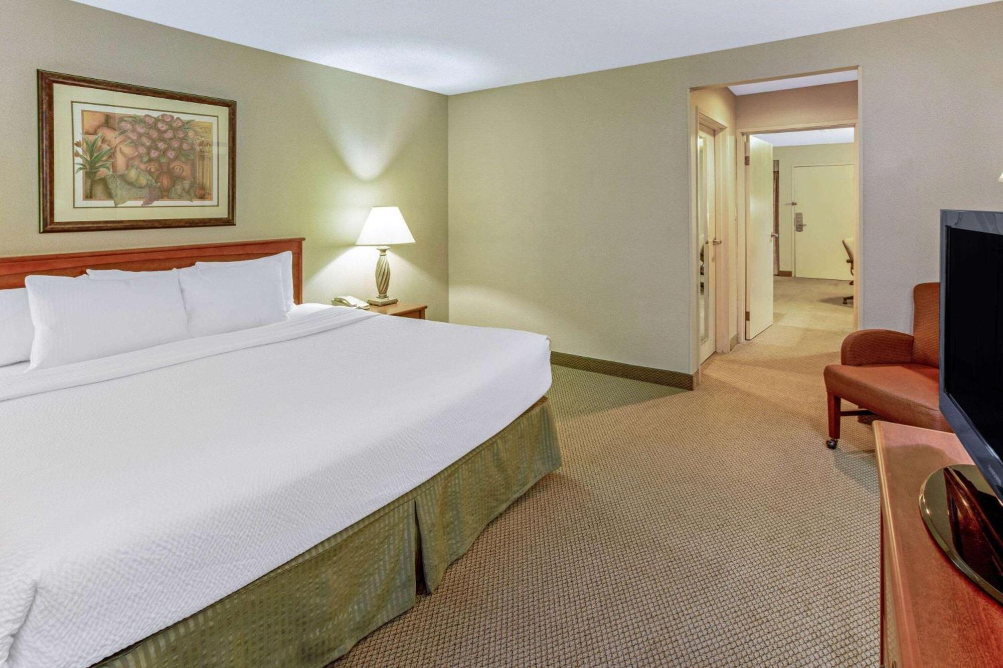 La Quinta By Wyndham Appleton College Avenue Hotel Exterior photo