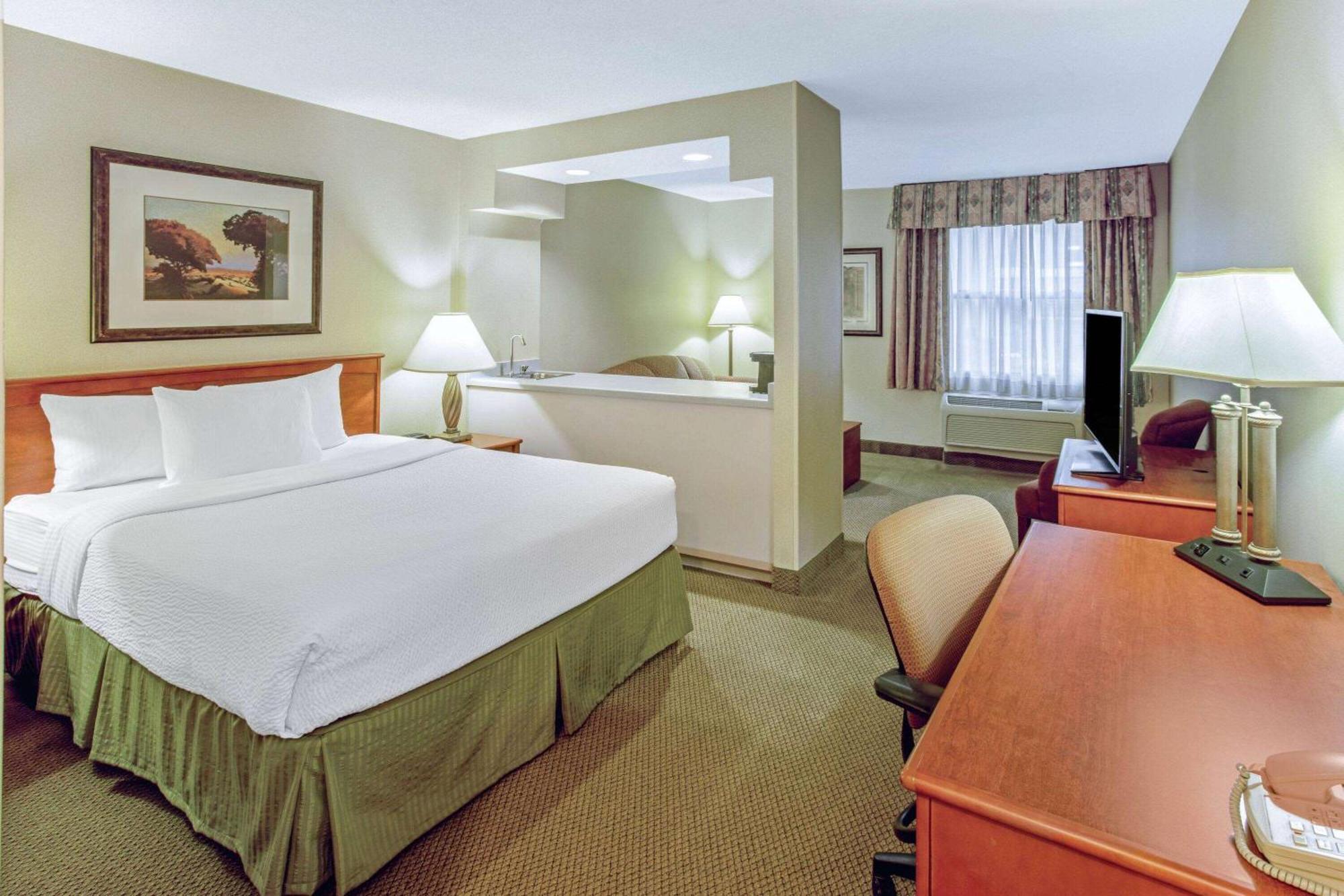 La Quinta By Wyndham Appleton College Avenue Hotel Exterior photo
